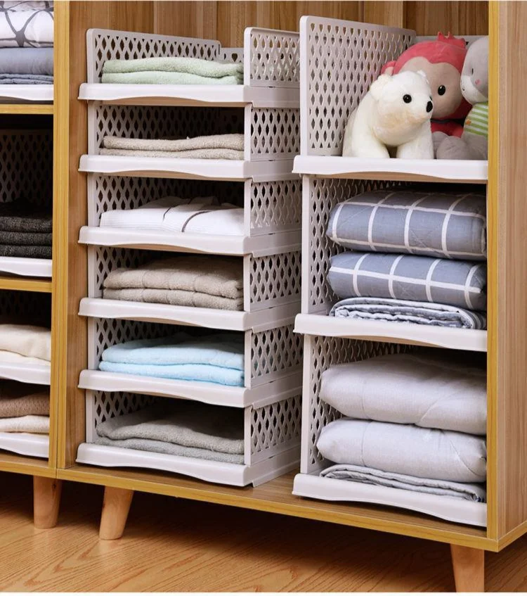 الأدراج داخل خزانة ملابس